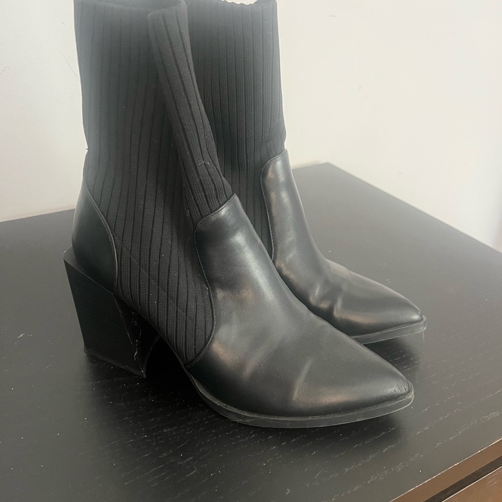 Black Heeled Boots with Sleek Design